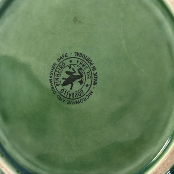 Bordallo Pinheiro 9” Serving Bowl Green Cabbage Leaf White Vein, Portugal - Picture 4 of 4